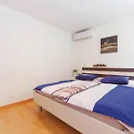 2 Bedroom In Lägenhet Crikvenica